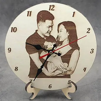 đồng hồ gỗ khắc hình