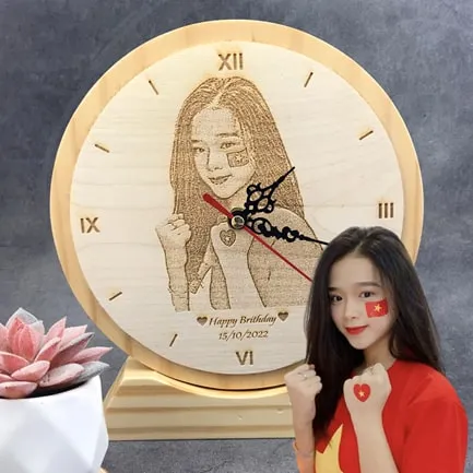 đồng hồ gỗ khắc hình
