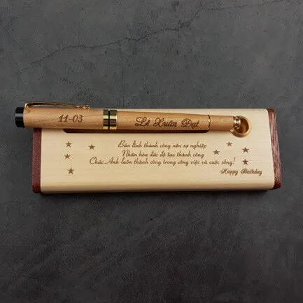 bút gỗ khắc tên