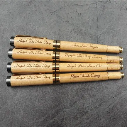 bút gỗ khắc tên
